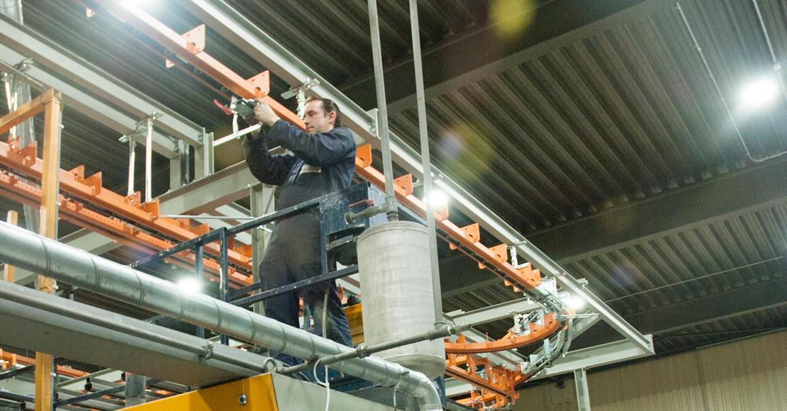 Installation of an overhead conveyor system