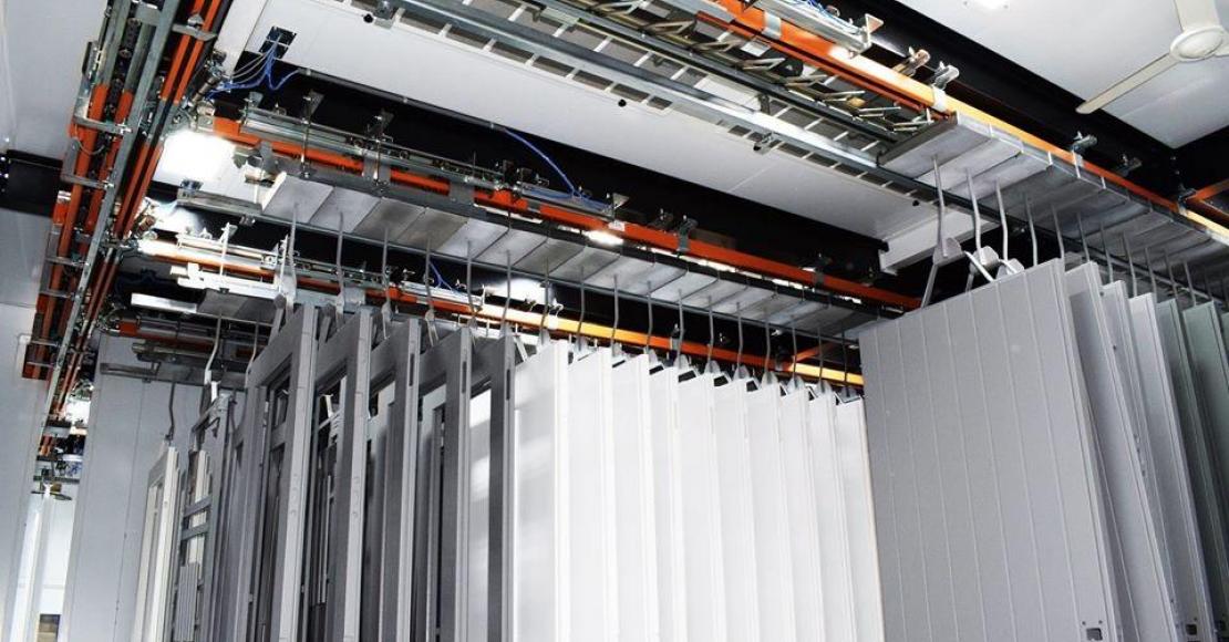 power and free, dropsecties, kettingbanen, kettingbaansysteem, monorailsysteem, GIS-takels, cleantrack, bovenloopkranen, zwenkkranen, intern transportsysteem,traversekranen, verdeelbrug, spuitrobots, poedercoatingstraat, poedercoatcabine, moffelovens, baden