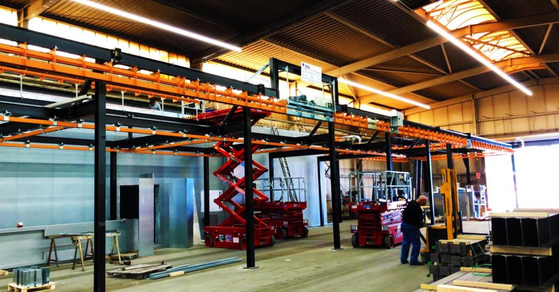 power and free, dropsecties, kettingbanen, kettingbaansysteem, monorailsysteem, GIS-takels, cleantrack, bovenloopkranen, zwenkkranen, intern transportsysteem, traversekranen, verdeelbrug, spuitrobots, peodercoatingstraat, poedercoatcabine, moffelovens, baden